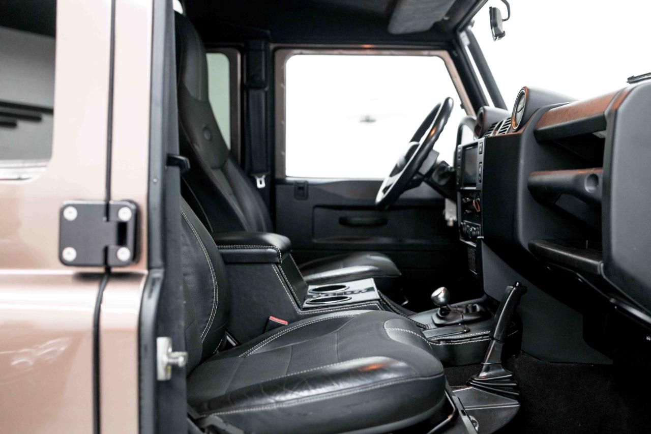 Land Rover Defender 110  2021