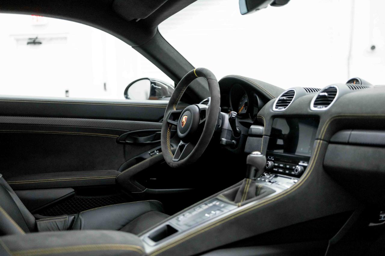 Porsche 718 Cayman GT4 RS 2025