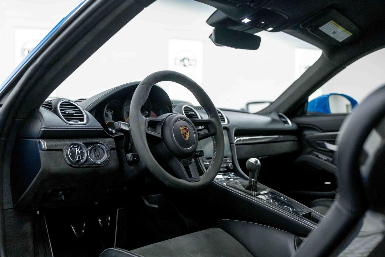 Porsche 718 Cayman GT4 2022