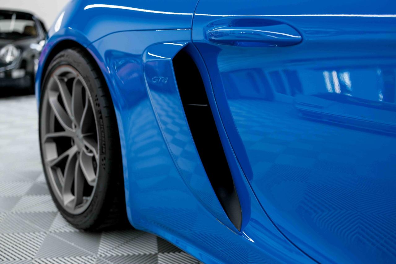 Porsche 718 Cayman GT4 2022