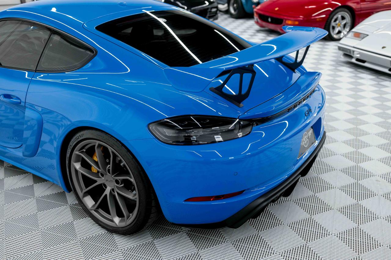 Porsche 718 Cayman GT4 2022