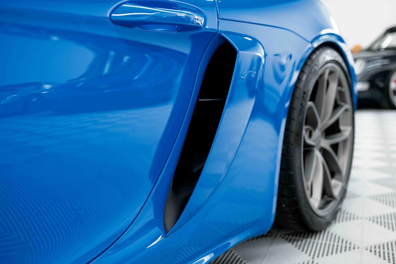 Porsche 718 Cayman GT4 2022
