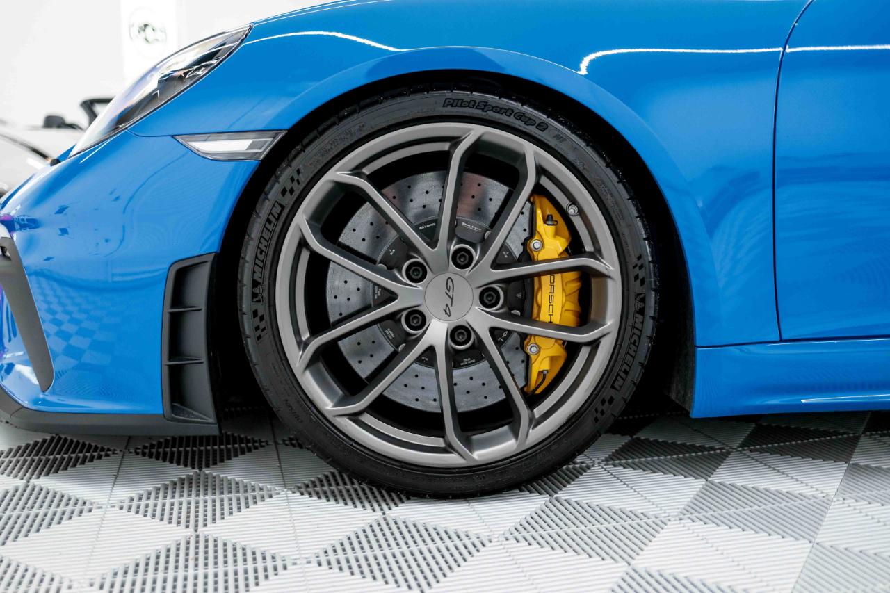 Porsche 718 Cayman GT4 2022