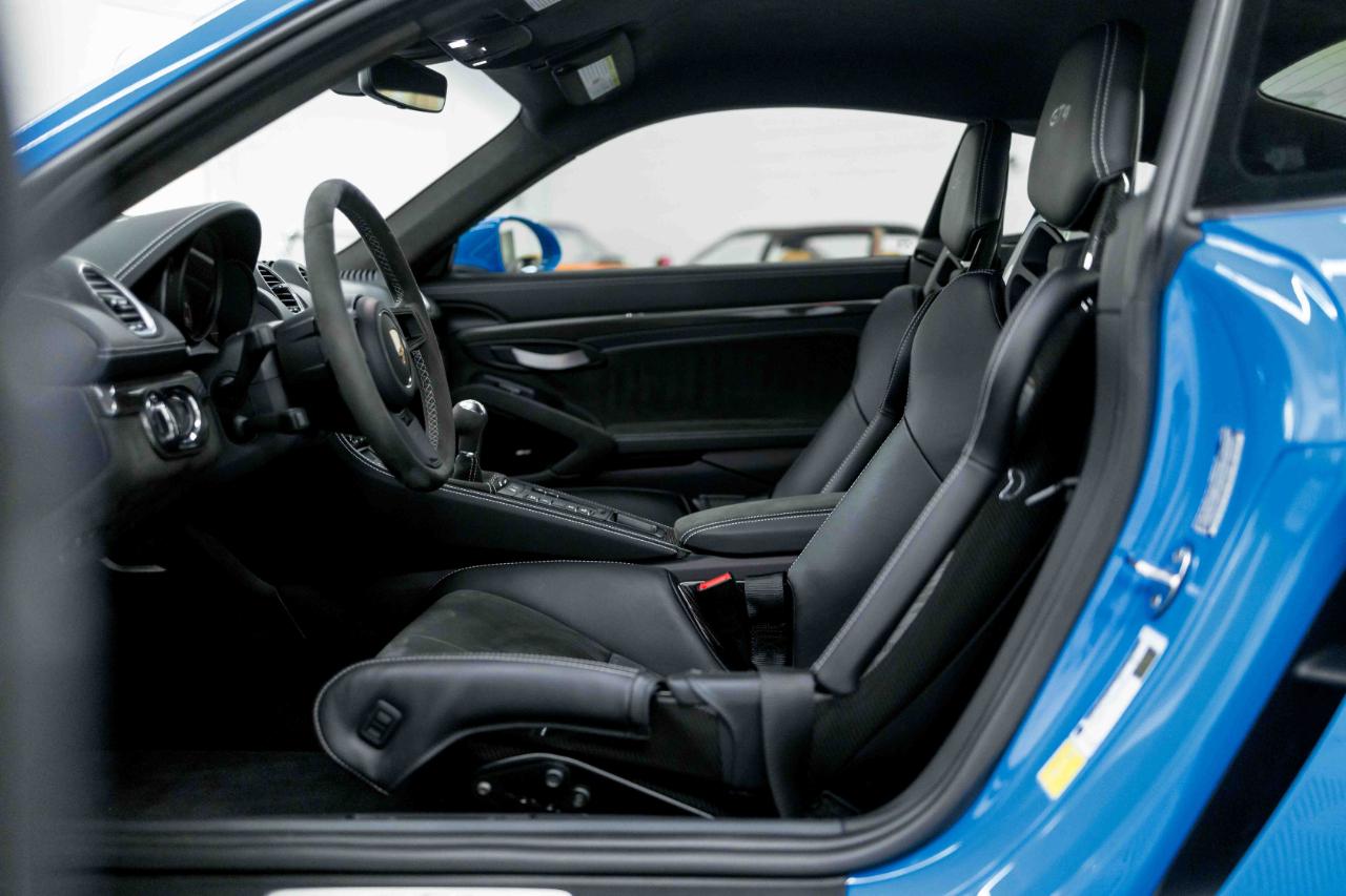 Porsche 718 Cayman GT4 2022