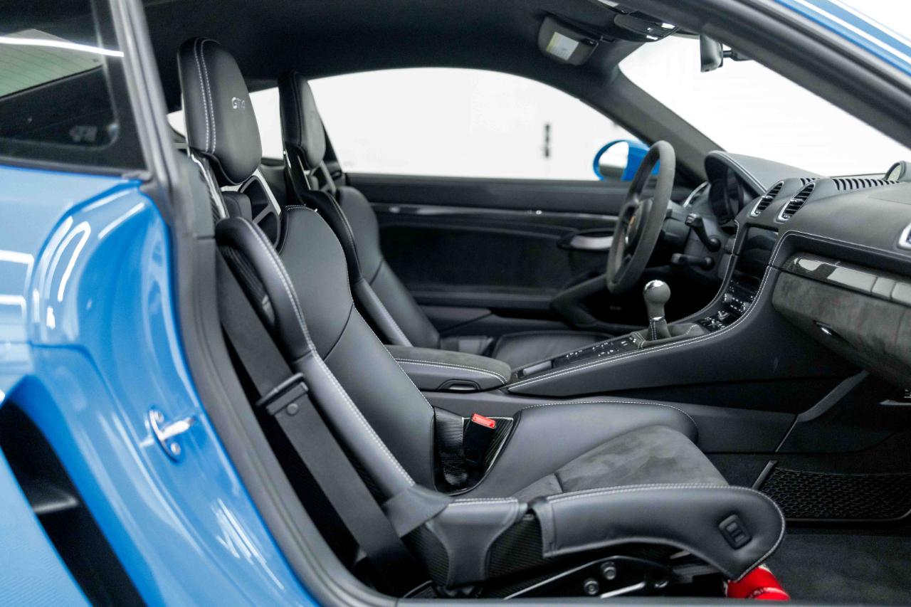Porsche 718 Cayman GT4 2022
