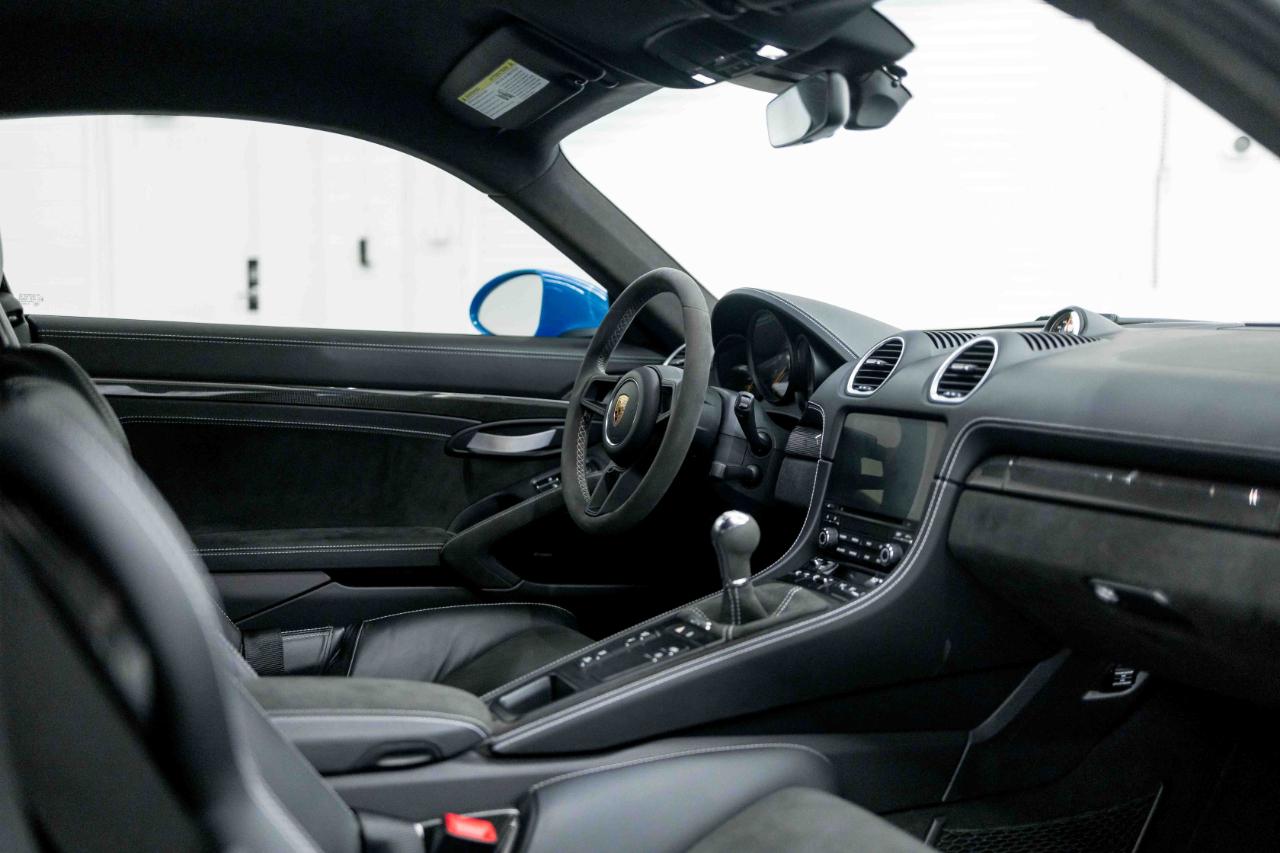 Porsche 718 Cayman GT4 2022