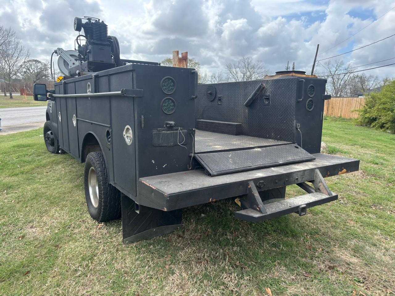 Ford Super Duty F-350 DRW 2WD Reg Cab 141" WB 60" CA XL 2009