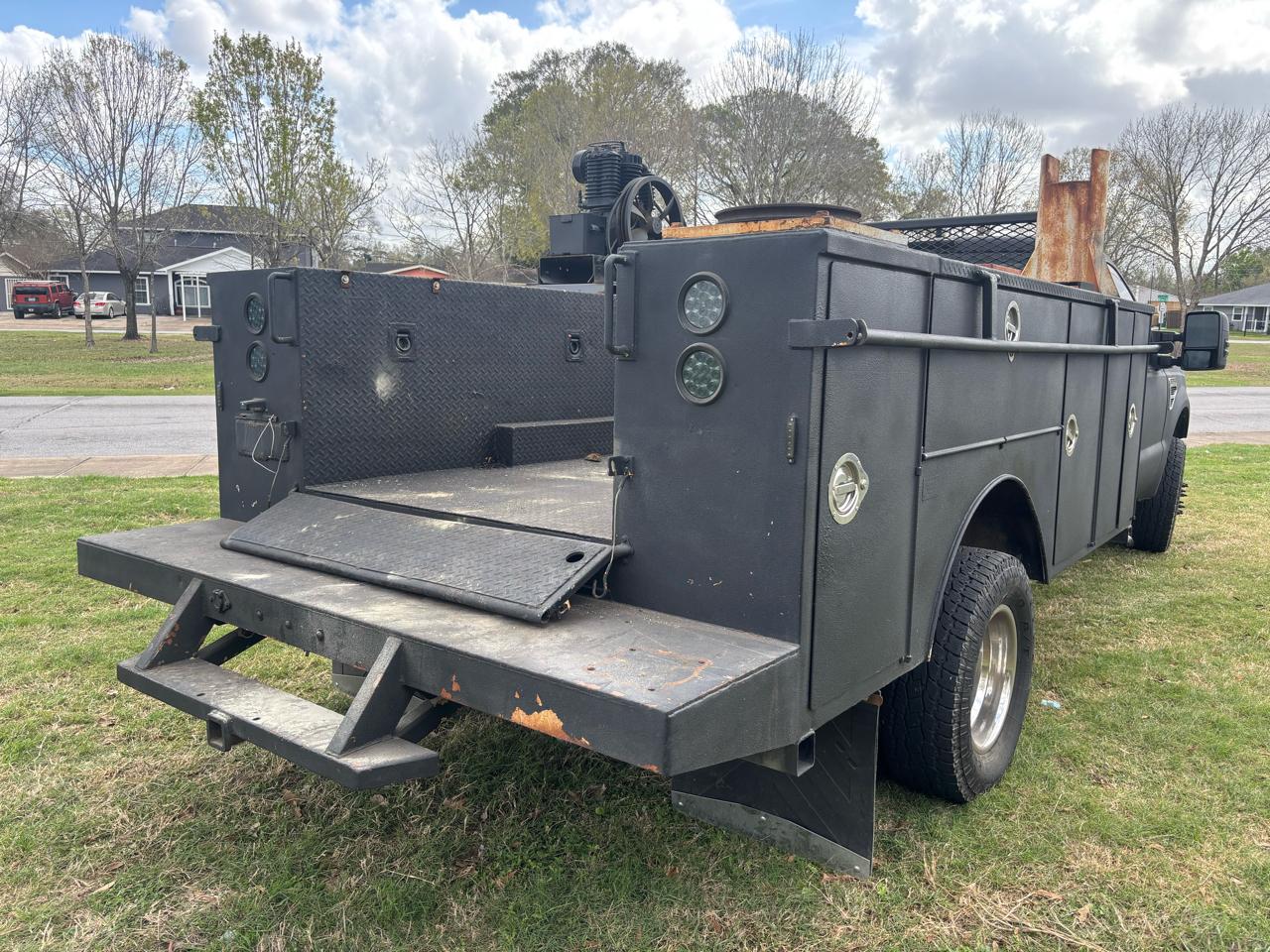 Ford Super Duty F-350 DRW 2WD Reg Cab 141" WB 60" CA XL 2009