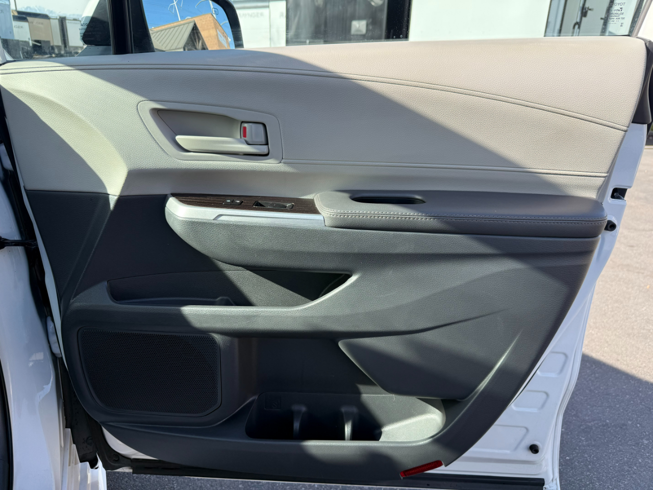 Toyota Sienna LE FWD 8-Passenger (Natl) 2024