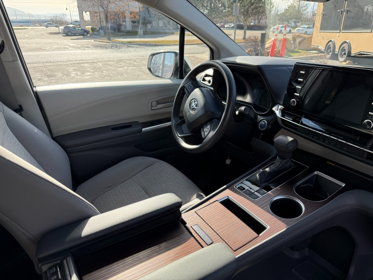 Toyota Sienna LE FWD 8-Passenger (Natl) 2024