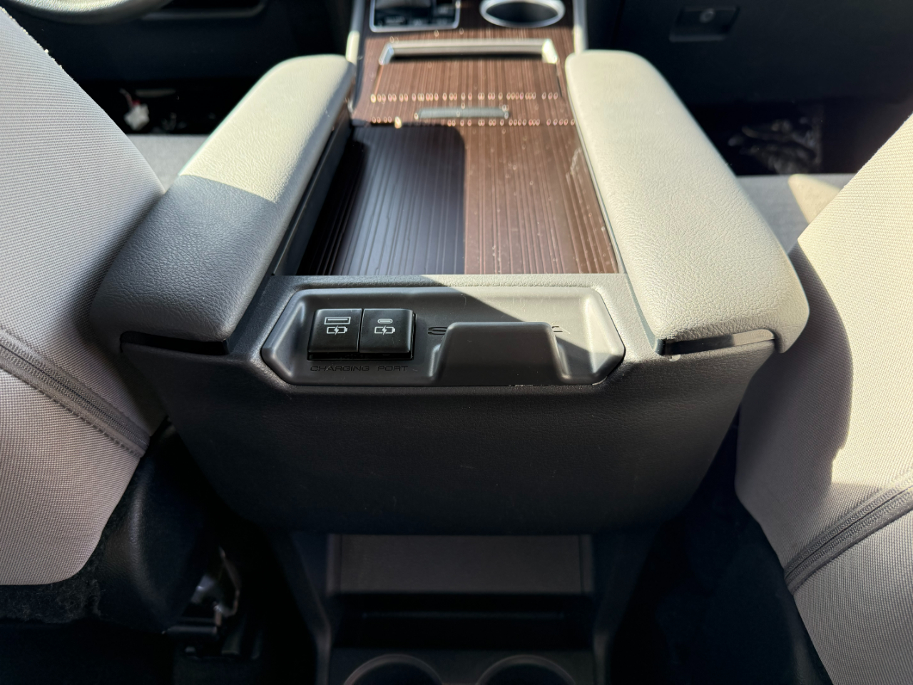 Toyota Sienna LE FWD 8-Passenger (Natl) 2024