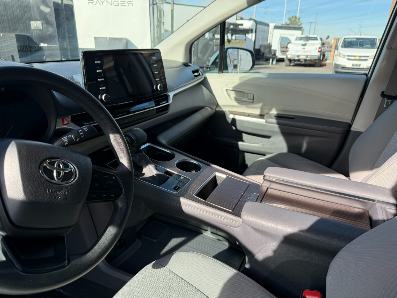 Toyota Sienna LE FWD 8-Passenger (Natl) 2024