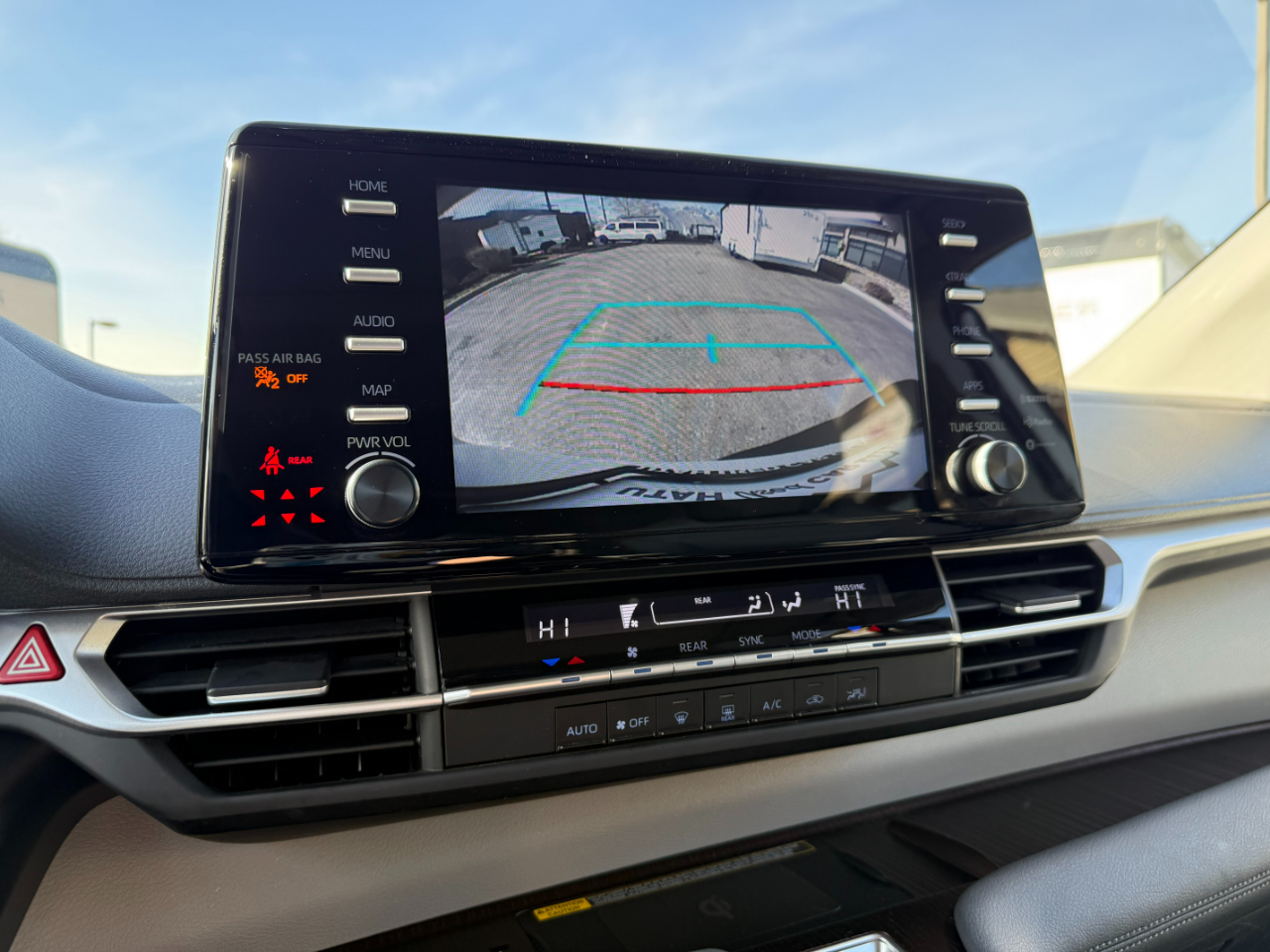 Toyota Sienna LE FWD 8-Passenger (Natl) 2024