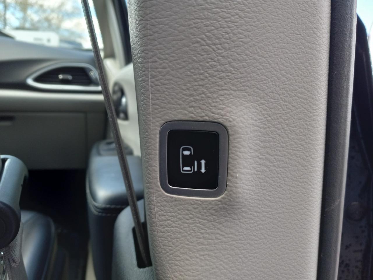 Chrysler Pacifica Touring L FWD 2023