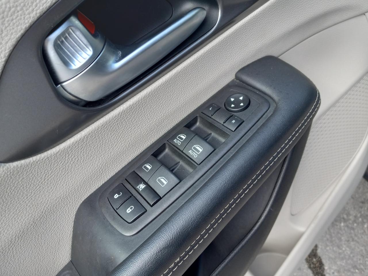 Chrysler Pacifica Touring L FWD 2023