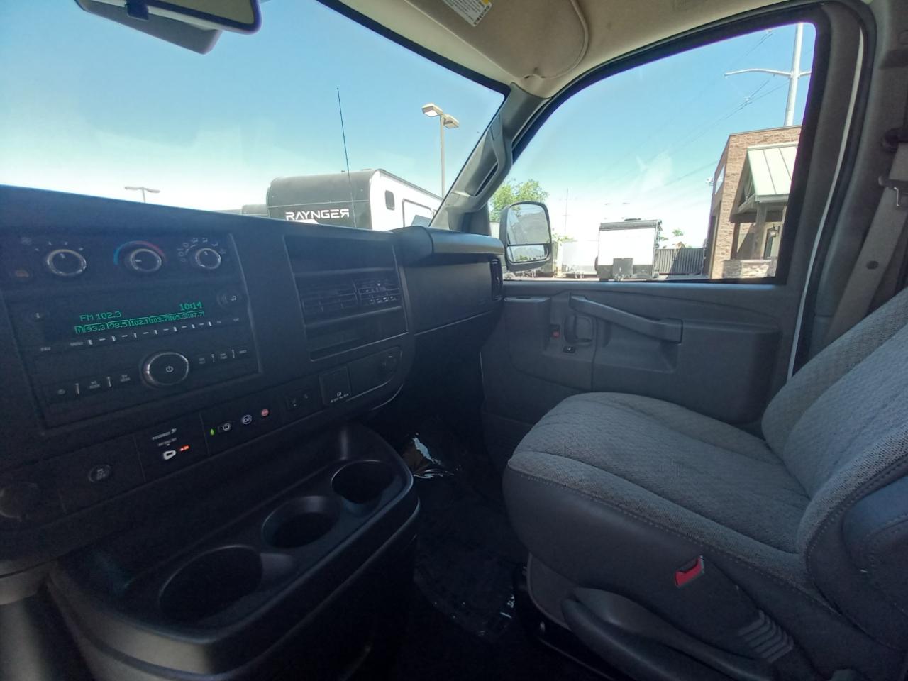 GMC Savana Passenger RWD 3500 155" LT 2025