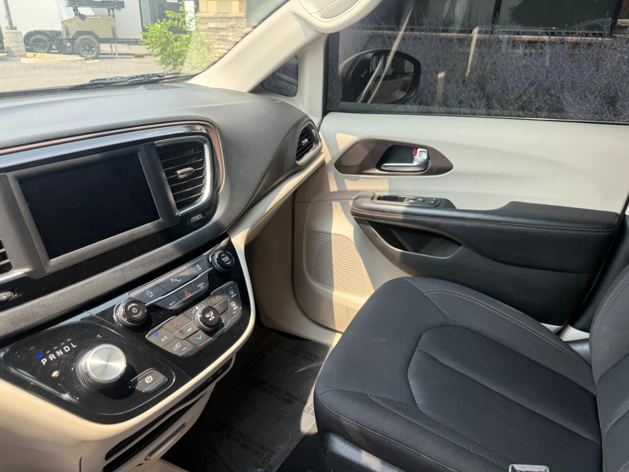 Chrysler Pacifica LX FWD 2019