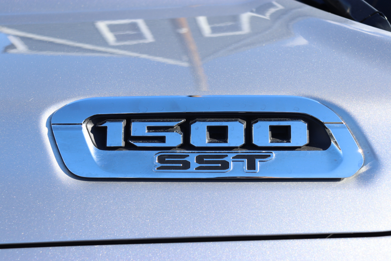 RAM 1500 Laramie 4x4 Crew Cab 5'7" Box 2025 RAM 1500 Laramie 4x4 Crew Cab 5'7" Box 2025