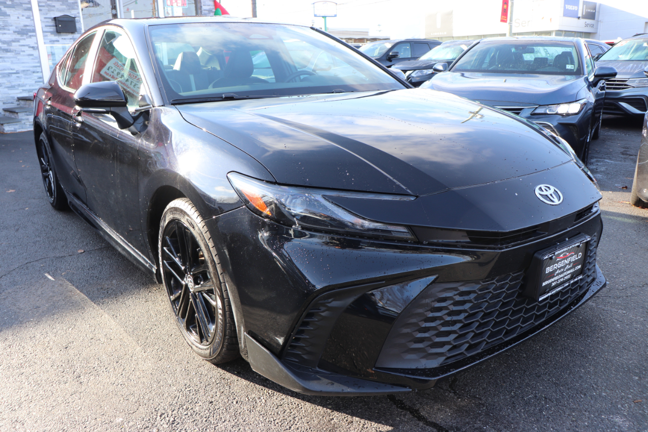 Toyota Camry SE Hyb 4D Sedan FWD 2025