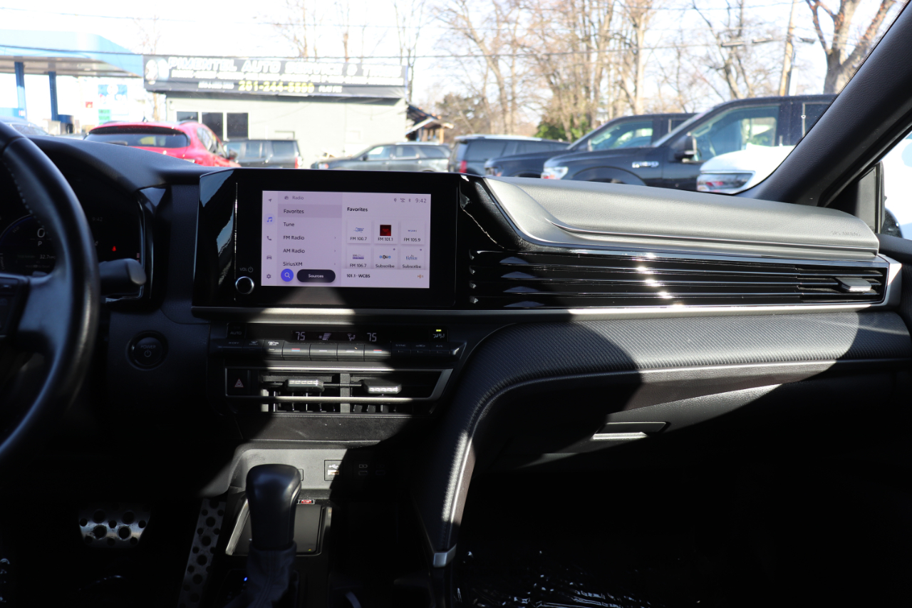 Toyota Camry SE Hyb 4D Sedan FWD 2025