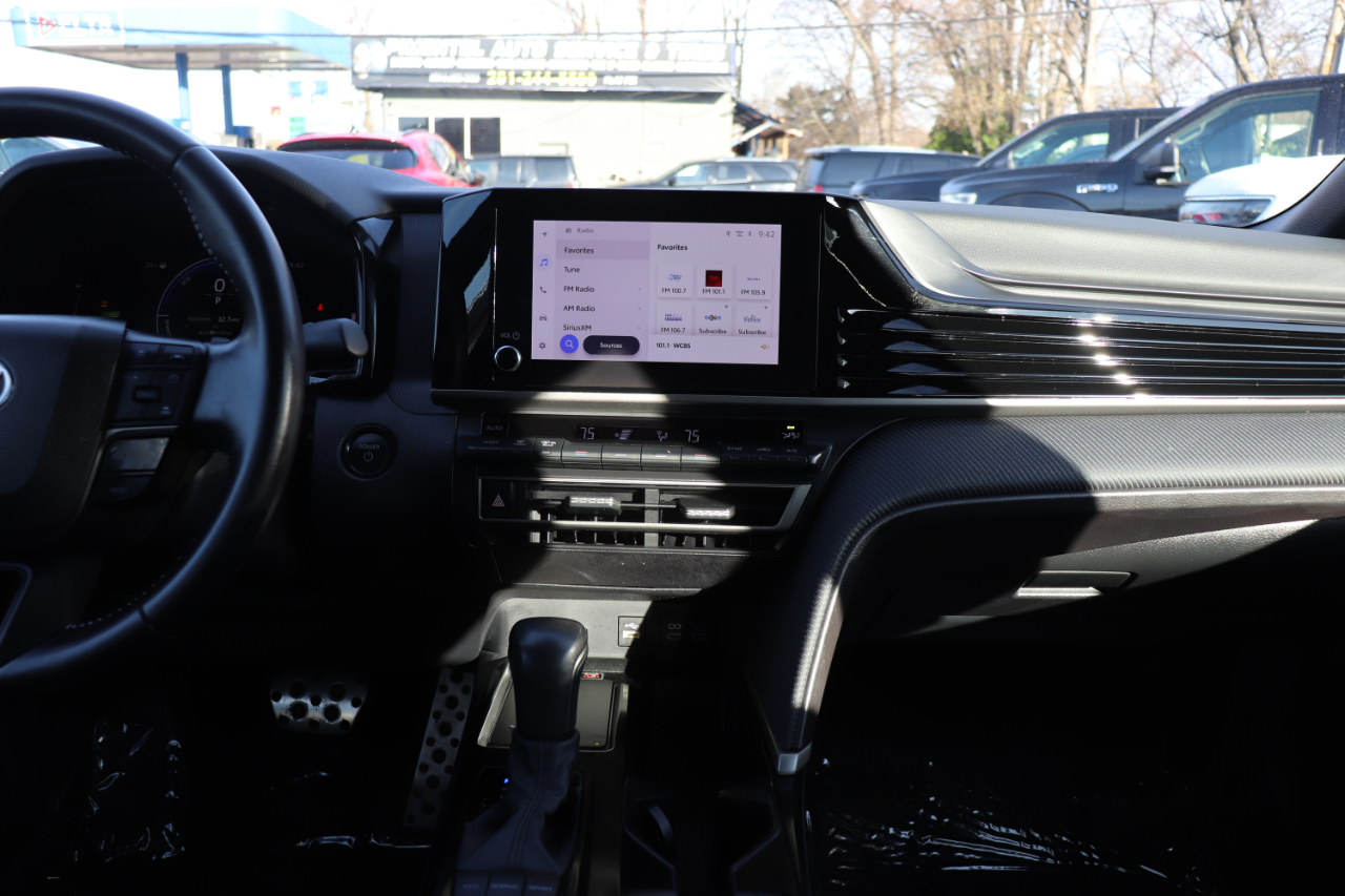 Toyota Camry SE Hyb 4D Sedan FWD 2025