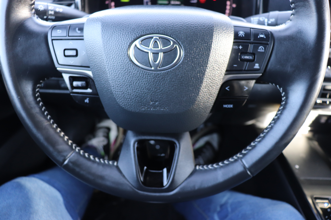 Toyota Camry SE Hyb 4D Sedan FWD 2025