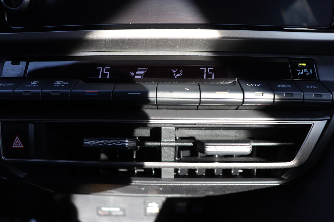 Toyota Camry SE Hyb 4D Sedan FWD 2025