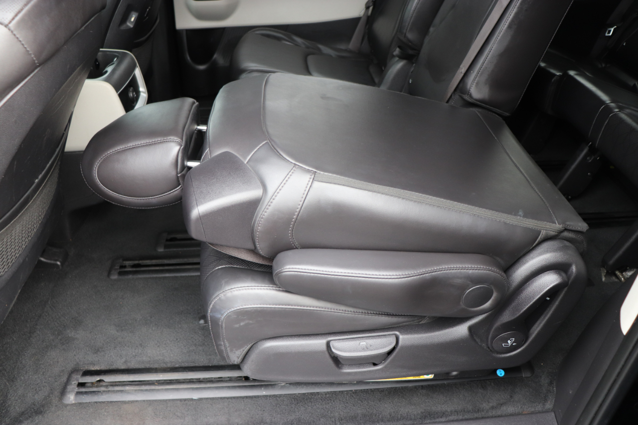 Kia Carnival LX FWD w/Seat Pkg 2024