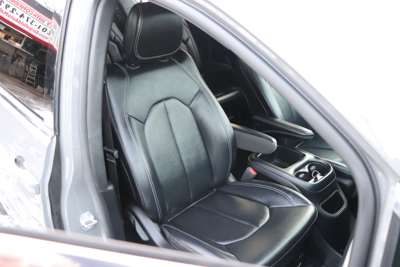 Chrysler Pacifica Select FWD 2025