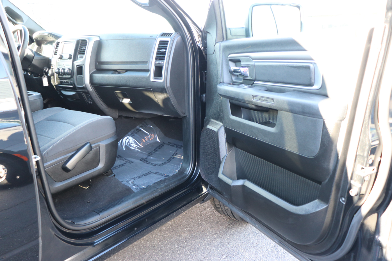 RAM 1500 Classic Warlock 4x2 Crew Cab 5'7" Box 2024