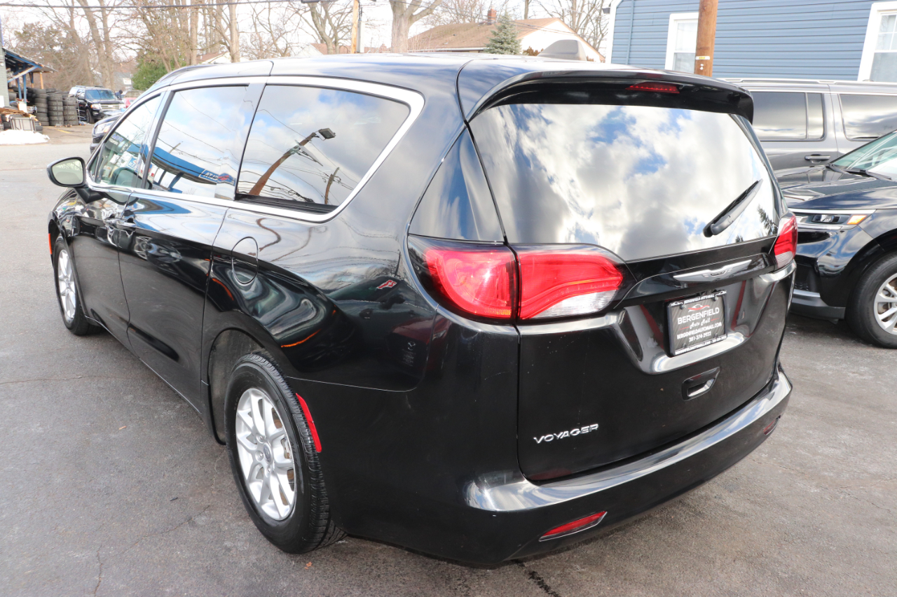 Chrysler Voyager LX FWD 2023