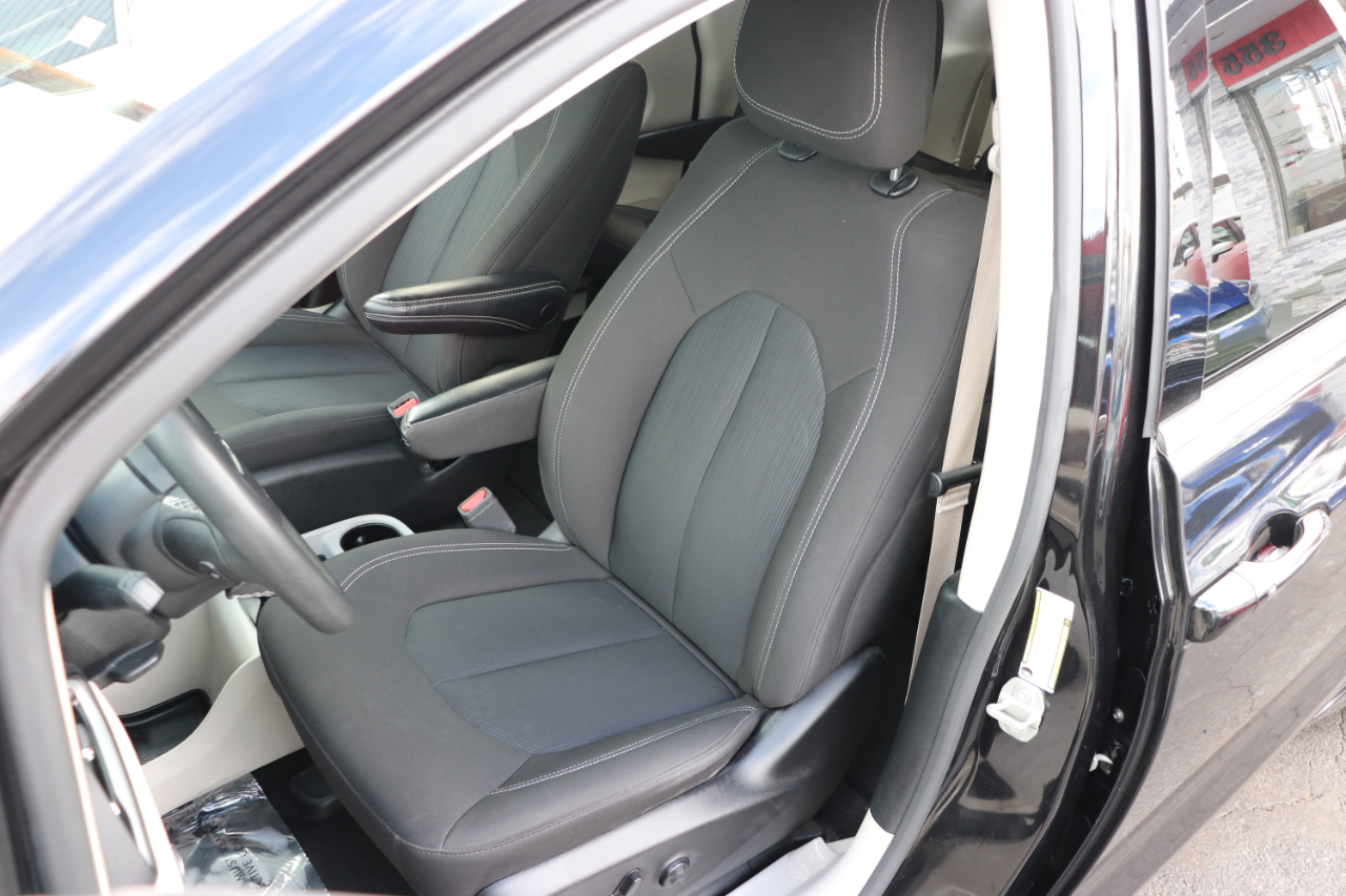 Chrysler Voyager LX FWD 2023