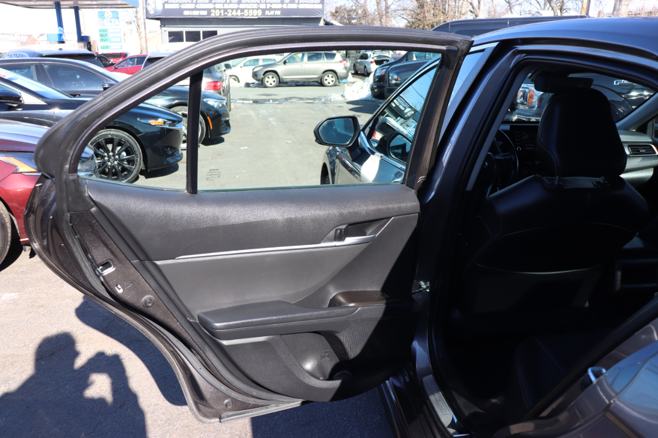 Toyota Camry SE Auto (Natl) 2024