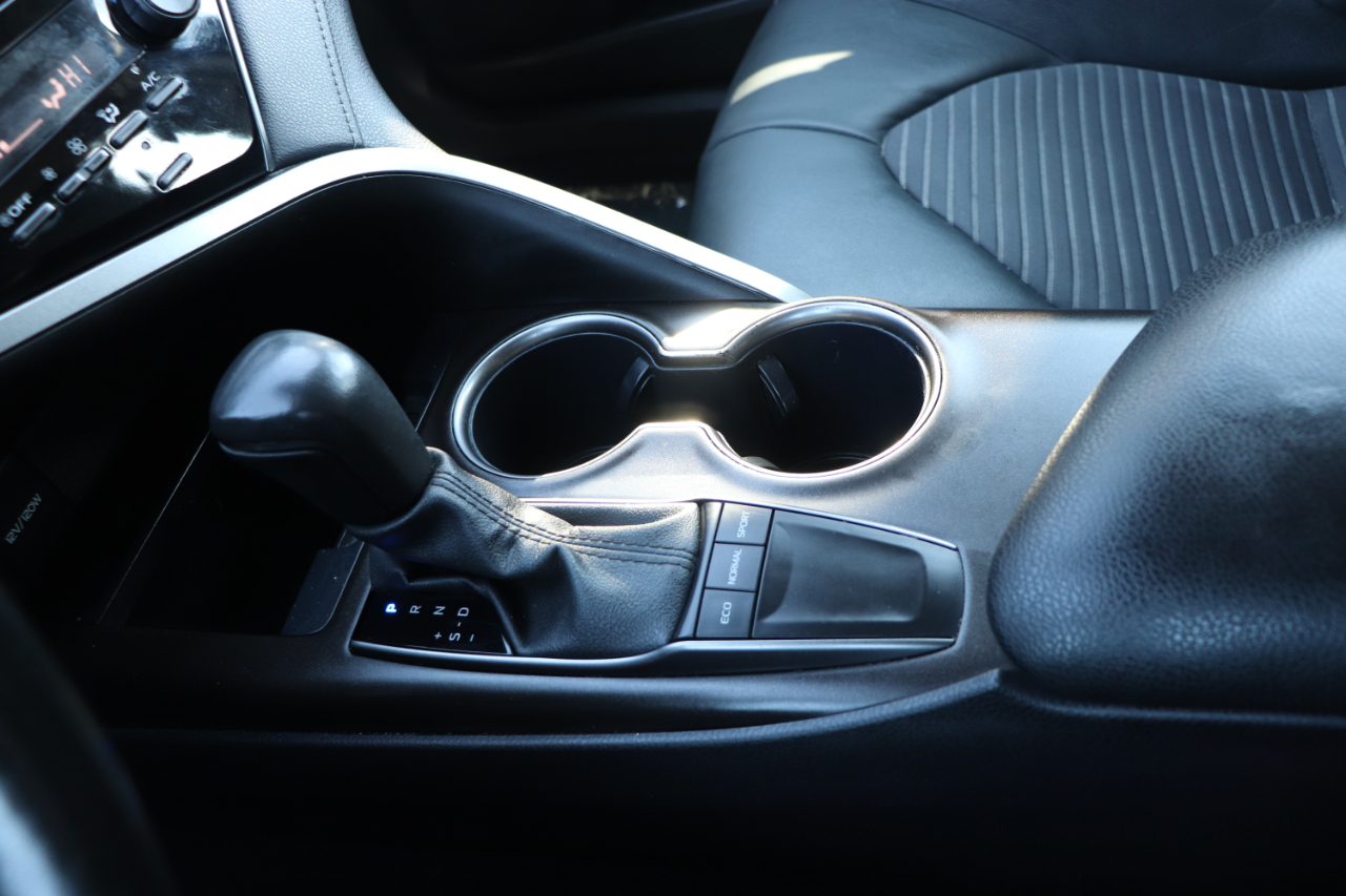 Toyota Camry SE Auto (Natl) 2024