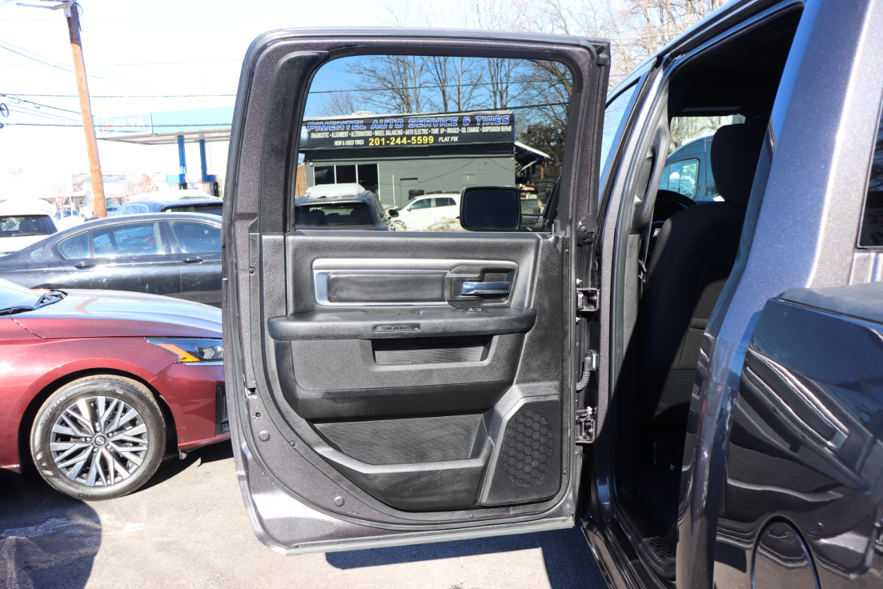 RAM 1500 Classic Warlock 4x2 Crew Cab 5'7" Box 2024