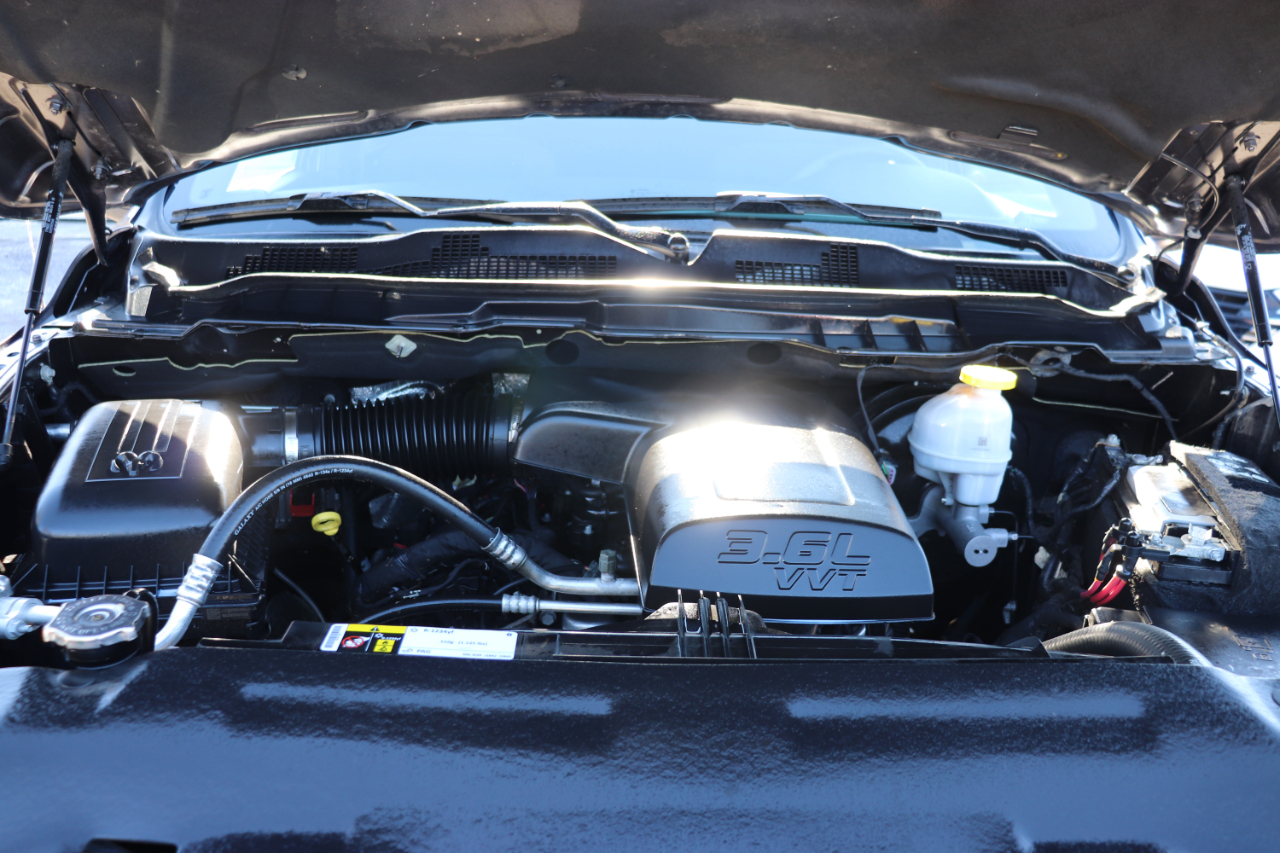 RAM 1500 Classic Warlock 4x2 Crew Cab 5'7" Box 2024