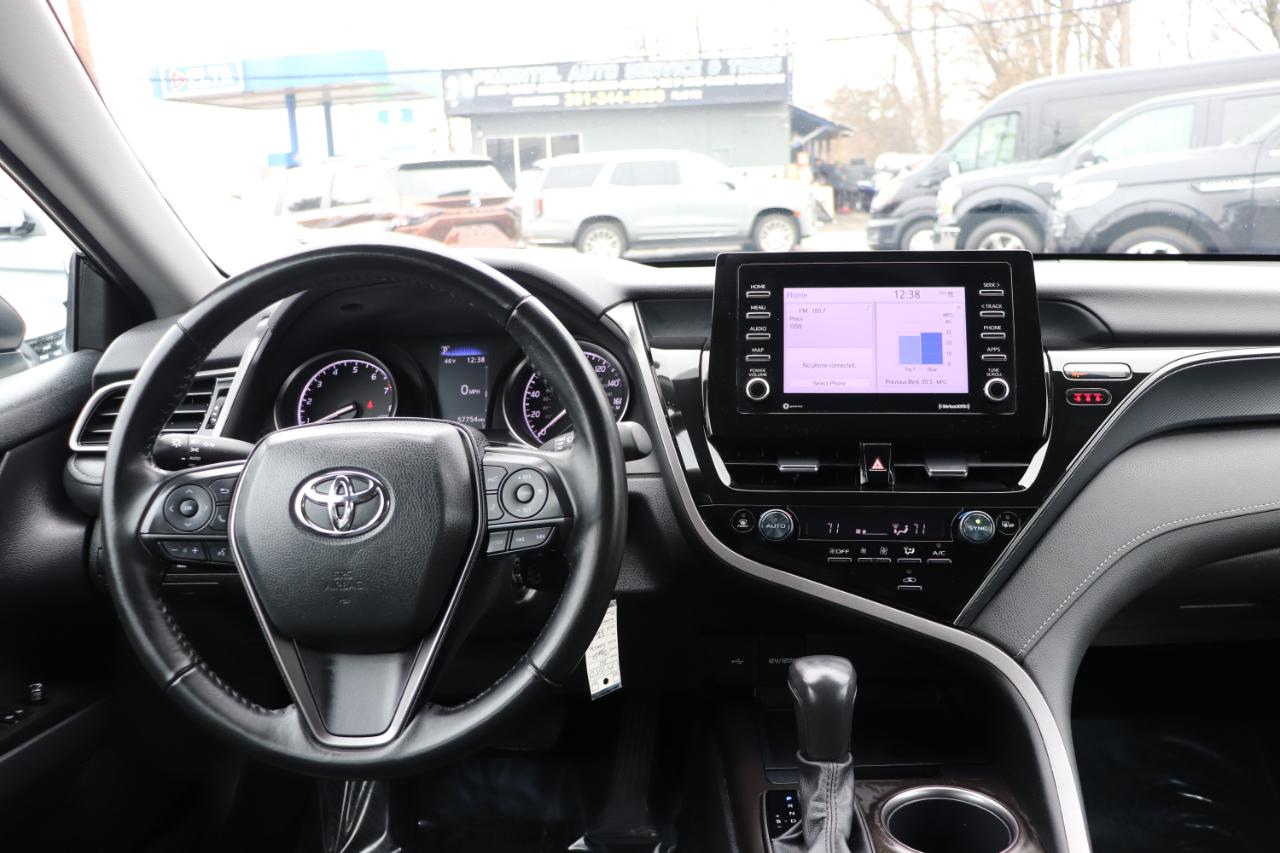 Toyota Camry SE Auto (Natl) 2024