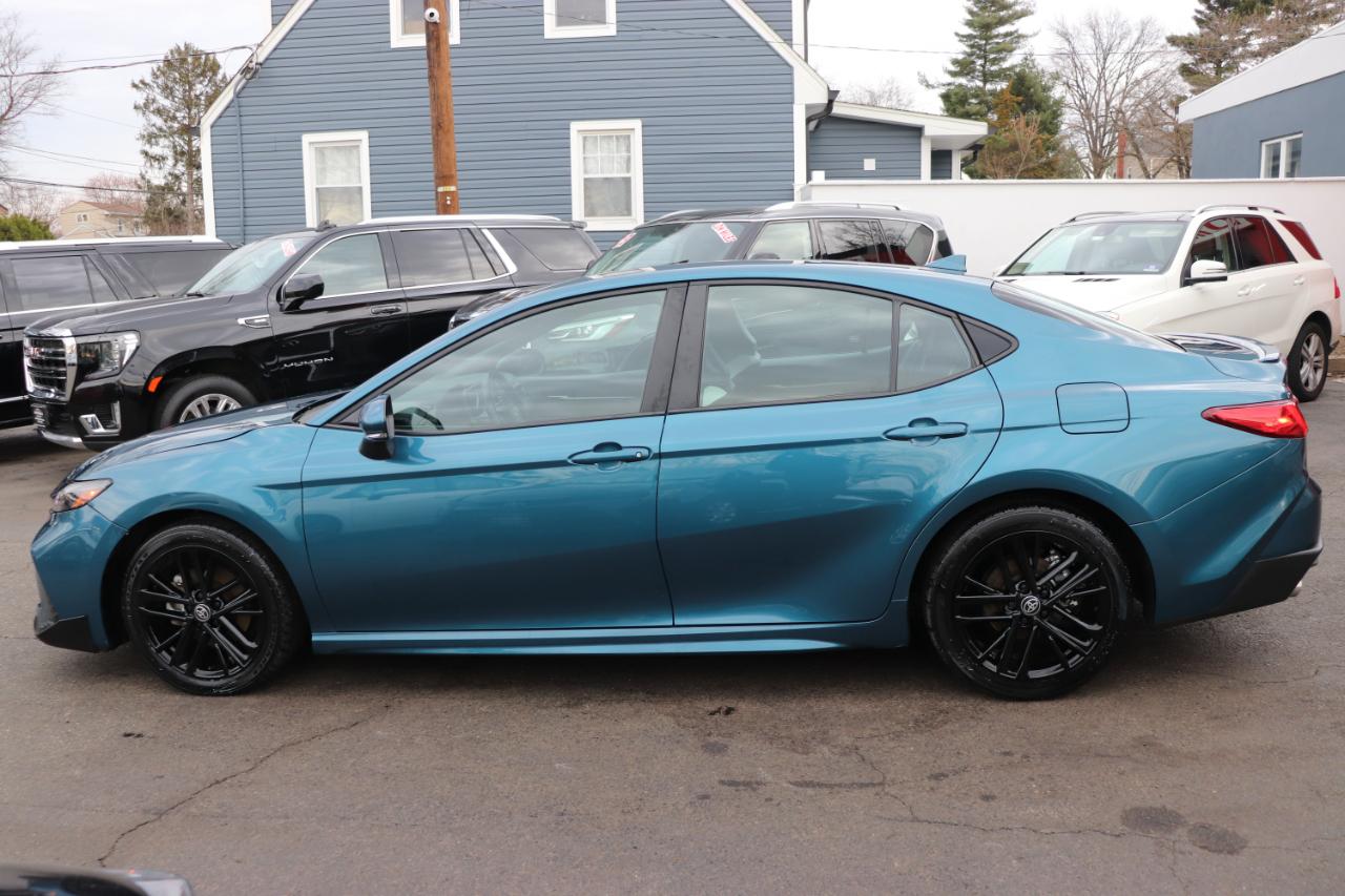 Toyota Camry SE (Natl) 2025