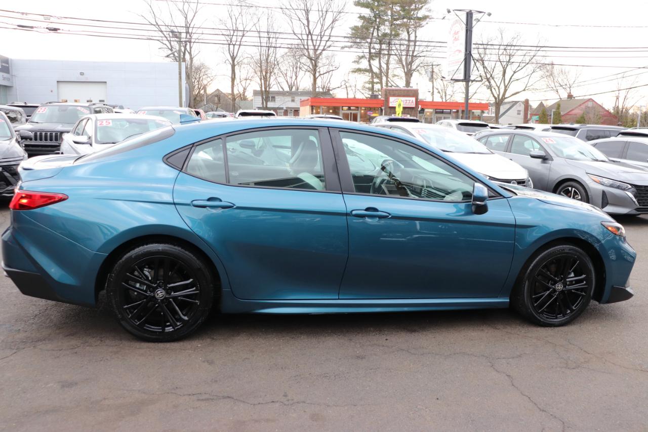 Toyota Camry SE (Natl) 2025