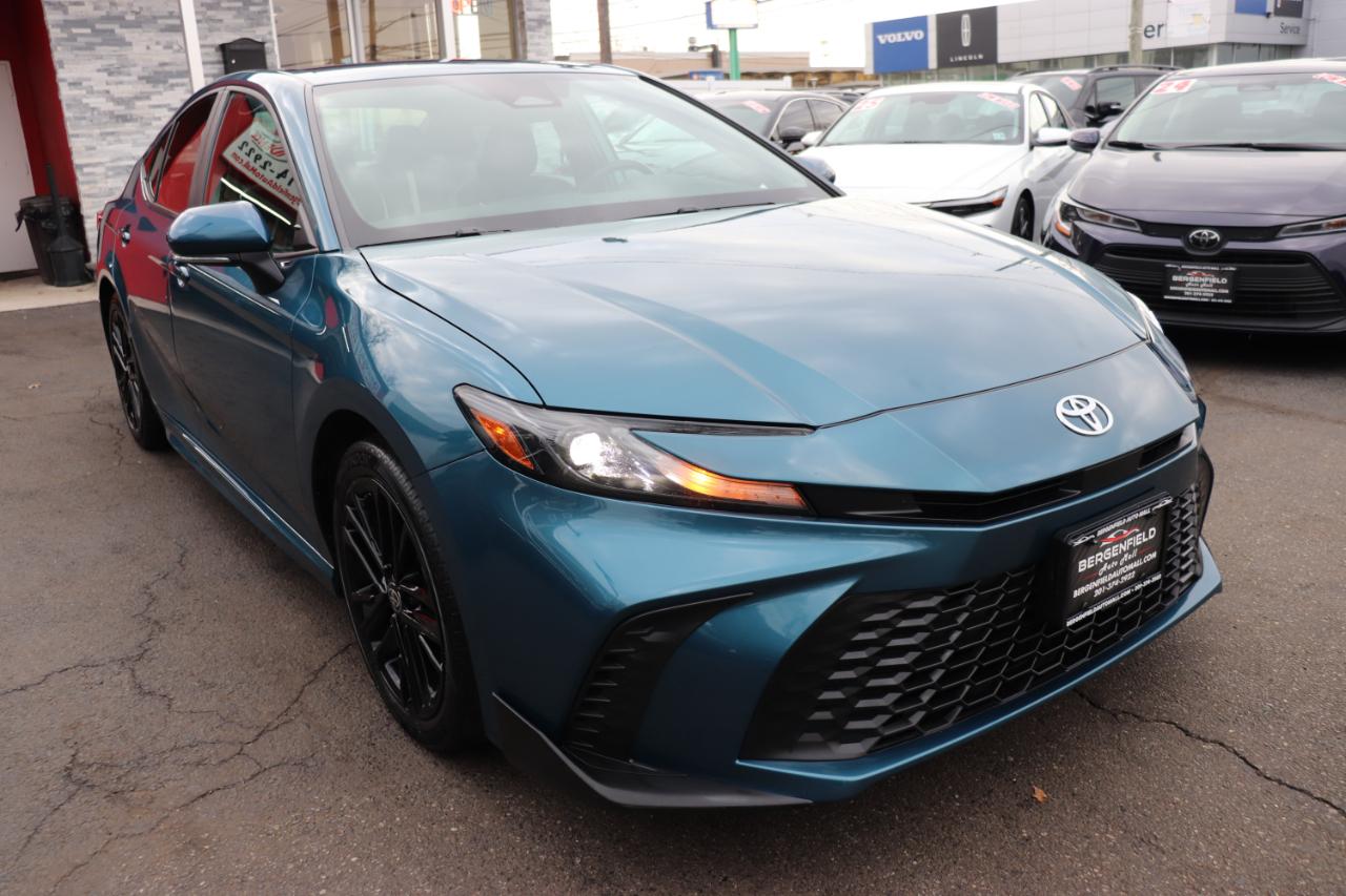 Toyota Camry SE (Natl) 2025