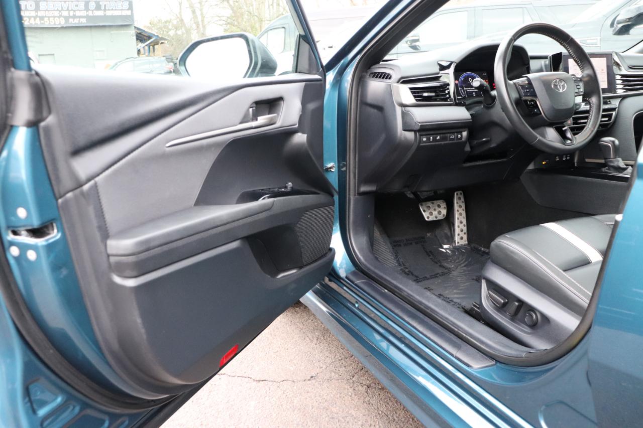 Toyota Camry SE (Natl) 2025