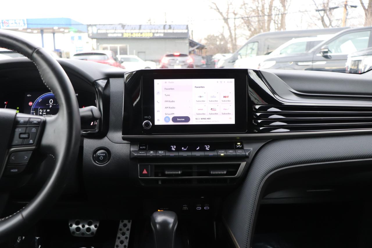 Toyota Camry SE (Natl) 2025