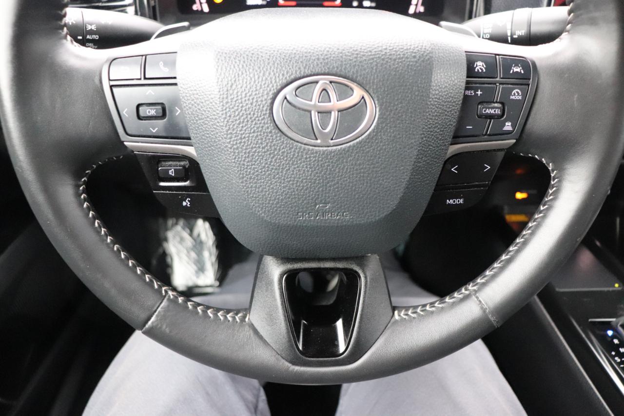 Toyota Camry SE (Natl) 2025