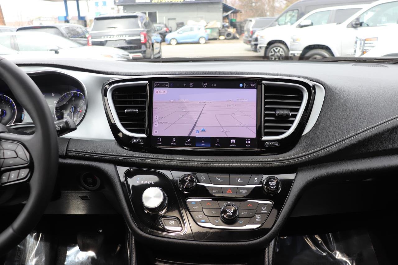 Chrysler Pacifica Limited FWD 2025