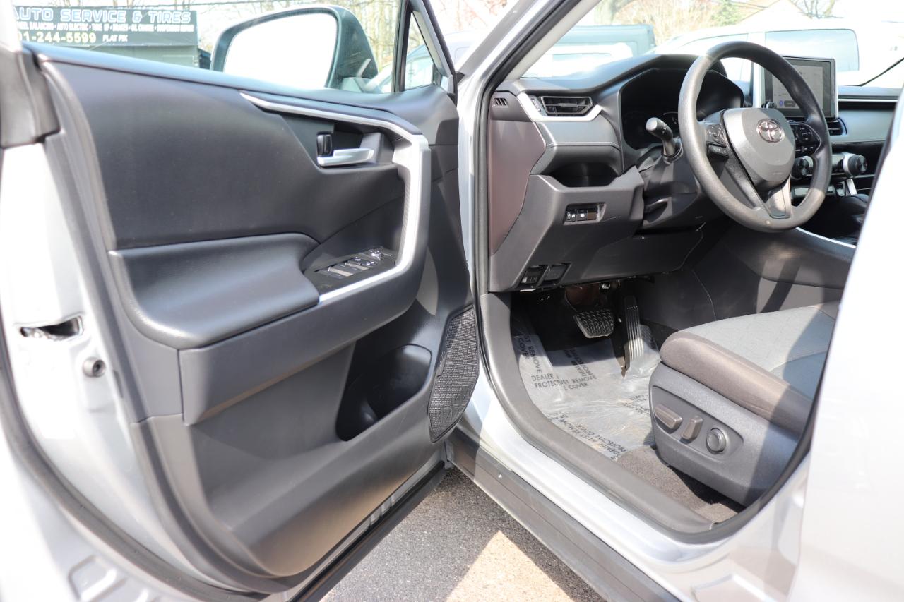 Toyota RAV4 XLE FWD (Natl) 2025