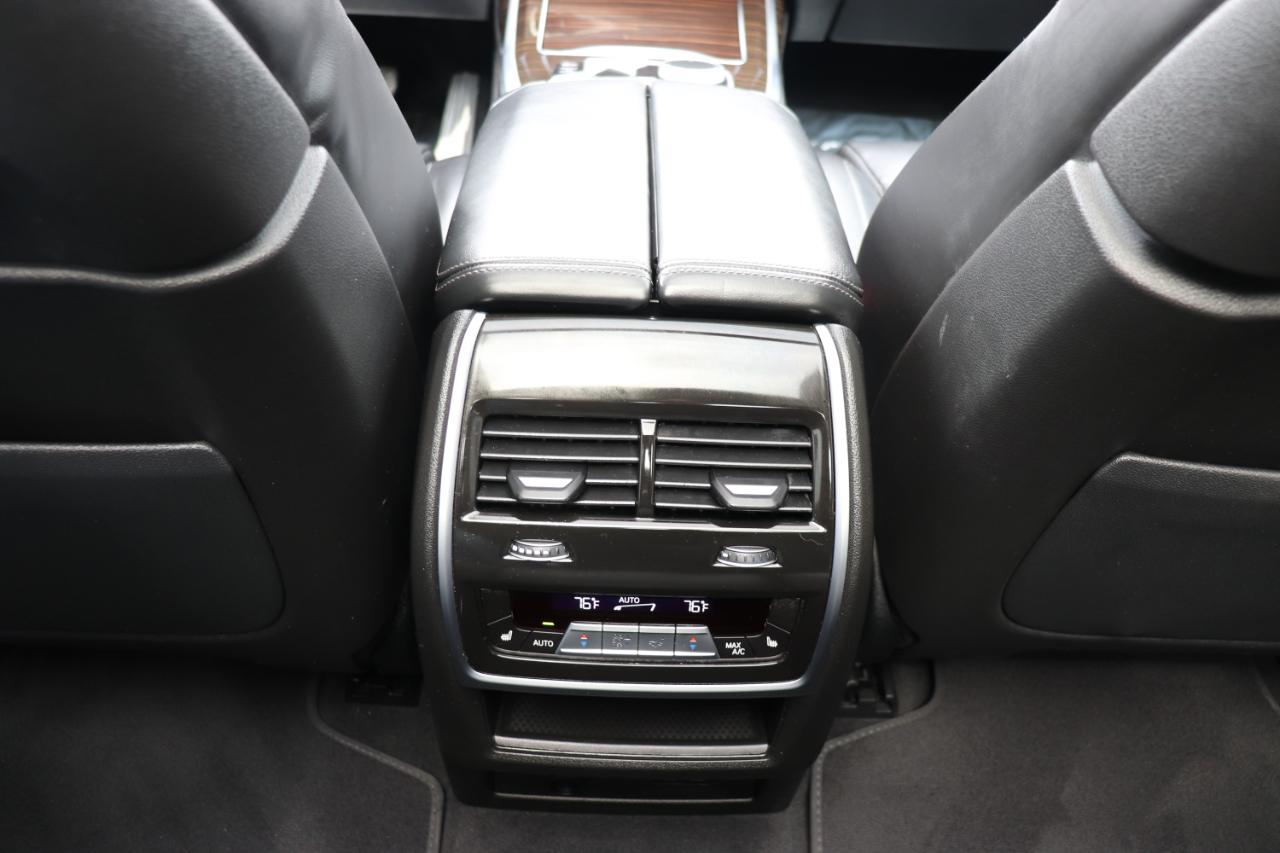 BMW X7 xDrive40i Sports Activity Vehicle 2025