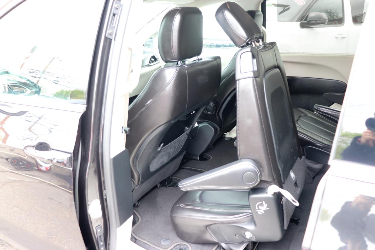 Chrysler Pacifica Touring L FWD 2023