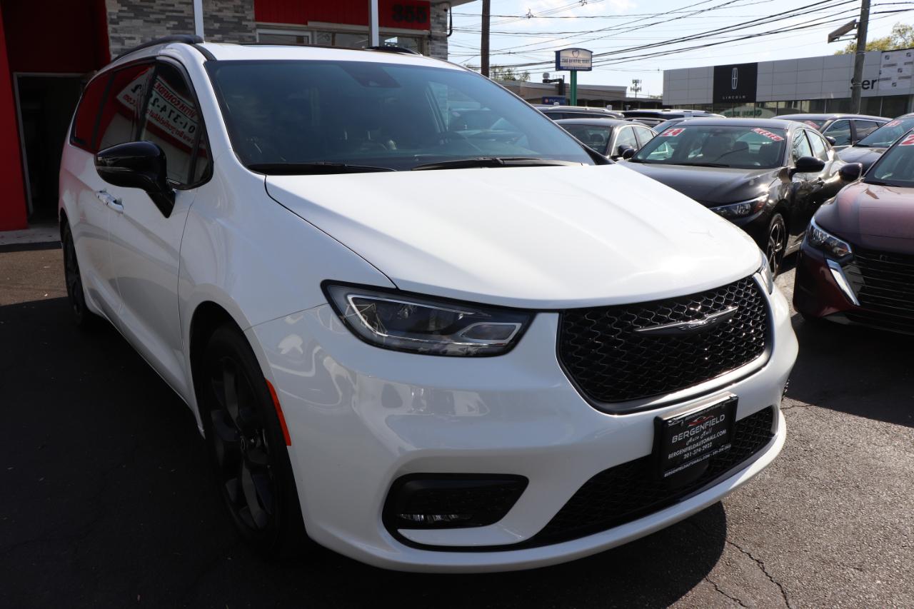 Chrysler Pacifica Limited FWD 2025