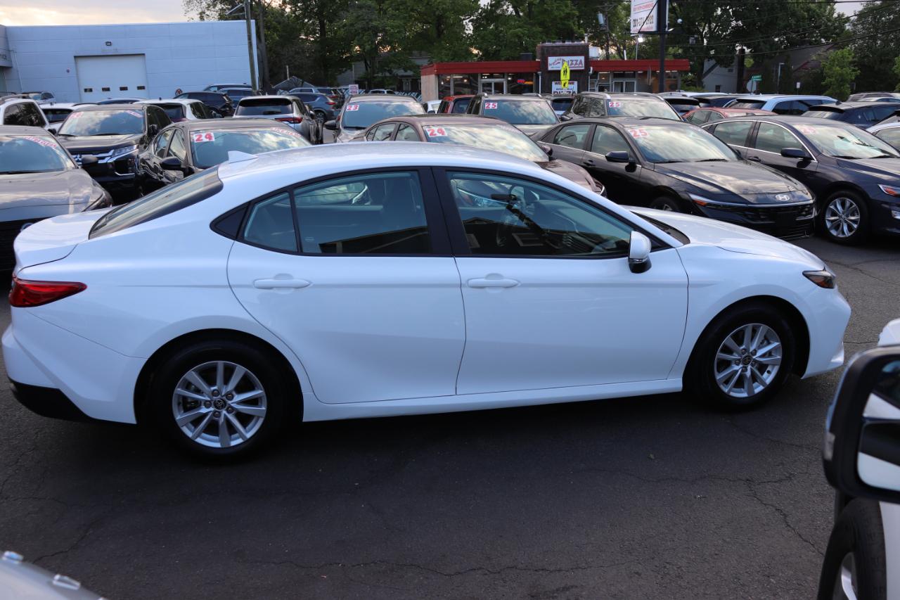 Toyota Camry SE Hyb 4D Sedan FWD 2025