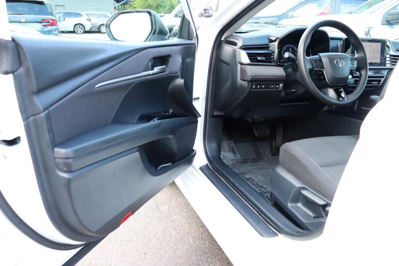 Toyota Camry SE Hyb 4D Sedan FWD 2025